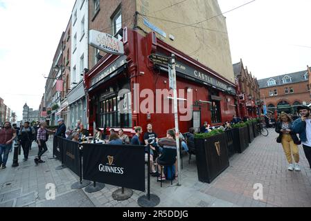 Einheimische und Touristen treffen sich im Grogans Pub in Dublin, Irland. Stockfoto