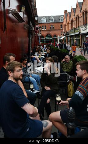 Einheimische und Touristen treffen sich im Grogans Pub in Dublin, Irland. Stockfoto