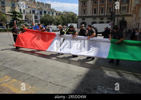 Salerno, Kampanien, Italien. 2. Juni 2023. Feuerwehr des Provinzkommandos von Salerno auf der Piazza Amendola, während sie die lange italienische Flagge früh am Morgen anlässlich der Feierlichkeiten zum „2. Juni des Tages der Italienischen Republik“ auf dem Gebäude des Polizeihauptquartiers anlässlich der Feierlichkeiten arrangieren (Bild: © Pasquale Senatore/Pacific Press via ZUMA Press Wire) NUR ZUR REDAKTIONELLEN VERWENDUNG! Nicht für den kommerziellen GEBRAUCH! Kredit: ZUMA Press, Inc./Alamy Live News Stockfoto