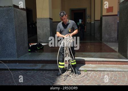 Salerno, Kampanien, Italien. 2. Juni 2023. Feuerwehr des Provinzkommandos von Salerno auf der Piazza Amendola, während sie die lange italienische Flagge früh am Morgen anlässlich der Feierlichkeiten zum „2. Juni des Tages der Italienischen Republik“ auf dem Gebäude des Polizeihauptquartiers anlässlich der Feierlichkeiten arrangieren (Bild: © Pasquale Senatore/Pacific Press via ZUMA Press Wire) NUR ZUR REDAKTIONELLEN VERWENDUNG! Nicht für den kommerziellen GEBRAUCH! Kredit: ZUMA Press, Inc./Alamy Live News Stockfoto