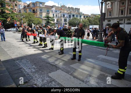 Salerno, Kampanien, Italien. 2. Juni 2023. Feuerwehr des Provinzkommandos von Salerno auf der Piazza Amendola, während sie die lange italienische Flagge früh am Morgen anlässlich der Feierlichkeiten zum „2. Juni des Tages der Italienischen Republik“ auf dem Gebäude des Polizeihauptquartiers anlässlich der Feierlichkeiten arrangieren (Bild: © Pasquale Senatore/Pacific Press via ZUMA Press Wire) NUR ZUR REDAKTIONELLEN VERWENDUNG! Nicht für den kommerziellen GEBRAUCH! Kredit: ZUMA Press, Inc./Alamy Live News Stockfoto