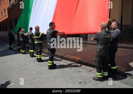 Salerno, Kampanien, Italien. 2. Juni 2023. Feuerwehr des Provinzkommandos von Salerno auf der Piazza Amendola, während sie die lange italienische Flagge früh am Morgen anlässlich der Feierlichkeiten zum „2. Juni des Tages der Italienischen Republik“ auf dem Gebäude des Polizeihauptquartiers anlässlich der Feierlichkeiten arrangieren (Bild: © Pasquale Senatore/Pacific Press via ZUMA Press Wire) NUR ZUR REDAKTIONELLEN VERWENDUNG! Nicht für den kommerziellen GEBRAUCH! Kredit: ZUMA Press, Inc./Alamy Live News Stockfoto