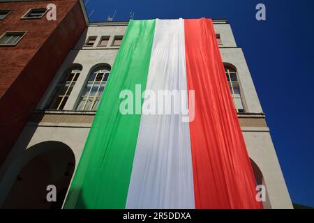 Salerno, Kampanien, Italien. 2. Juni 2023. Feuerwehr des Provinzkommandos von Salerno auf der Piazza Amendola, während sie die lange italienische Flagge früh am Morgen anlässlich der Feierlichkeiten zum „2. Juni des Tages der Italienischen Republik“ auf dem Gebäude des Polizeihauptquartiers anlässlich der Feierlichkeiten arrangieren (Bild: © Pasquale Senatore/Pacific Press via ZUMA Press Wire) NUR ZUR REDAKTIONELLEN VERWENDUNG! Nicht für den kommerziellen GEBRAUCH! Kredit: ZUMA Press, Inc./Alamy Live News Stockfoto