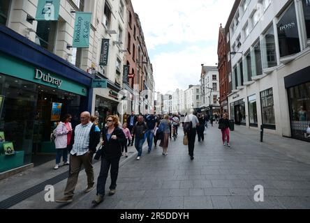 Spaziergang entlang der Grafton Street in Dublin, Irland. Stockfoto