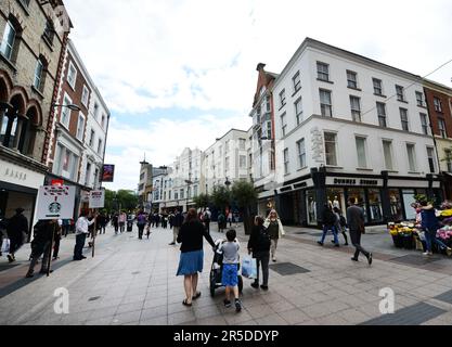 Spaziergang entlang der Grafton Street in Dublin, Irland. Stockfoto