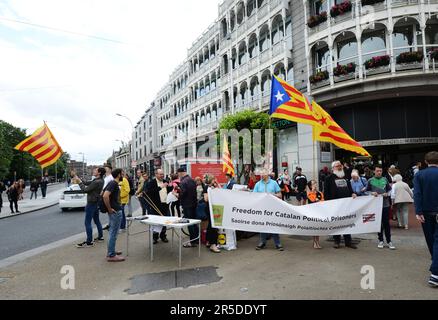 Demonstration der freien katalanischen Bewegung vor dem Stephen's Green Shopping Centre in Dublin, Irland. Stockfoto