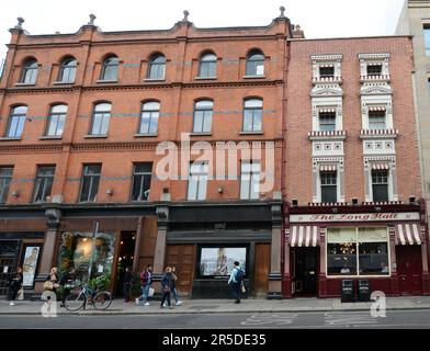 Der Long Hall Pub in der South Great Georges Street in Dublin, Irland. Stockfoto