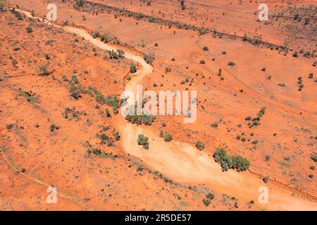 Luftaufnahme eines trockenen sandigen Flussbetts, das sich durch eine karge Outback-Landschaft in der Nähe von Broken Hill in New South wales, Australien, schlängelt. Stockfoto