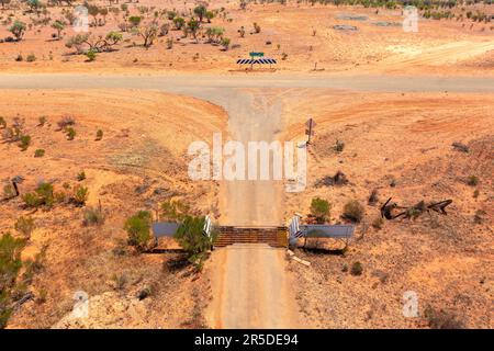 Luftaufnahme einer T-Kreuzung und Rindergitter auf einer abgelegenen Outback-Straße in der Nähe von Broken Hill in New South Wales, Australien Stockfoto