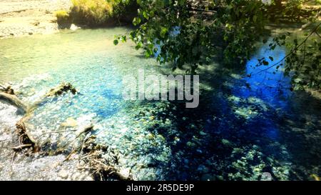 Kleiner, klarer, kalter Fluss mit Kieselsteinen im Arkhyz Mountain Ridge - Foto der Natur Stockfoto