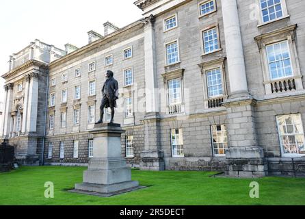 Statue von Edmund Burke am Trinity College, Dublin, Irland. Stockfoto