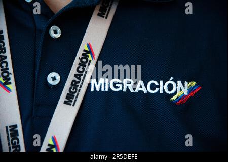 Bogota, Kolumbien. 02. Juni 2023. Kolumbianische Migrationsoffiziere bei der Einführung von „BIOMIG“, einem neuen biometrischen Migrationssystem für Ausländer, am 2. Juni 2023 am El Dorado International Airport in Bogota, Kolumbien. Foto von: Chepa Beltran/Long Visual Press Credit: Long Visual Press/Alamy Live News Stockfoto