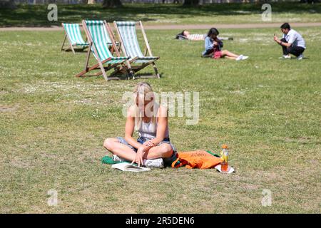 London, Großbritannien. 3. Juni 2023. Die Leute entspannen sich in der Sonne in St. James's Park in London, Großbritannien, 2. Juni 2023. Wenn die Temperaturen in London ansteigen, gehen die Menschen nach draußen und genießen die Sonne. Kredit: Xinhua/Alamy Live News Stockfoto