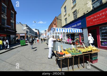 Ein Obstverkäufer in der Moore Street in Dublin, Irland. Stockfoto