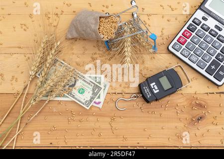 US-Dollar-Scheine mit Weizen, Mehl und Gewichtwerkzeugen. Steigende Weizenpreise in der Welt. Stockfoto