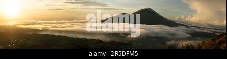 Sonnenaufgang über dem Mount Batur Stockfoto