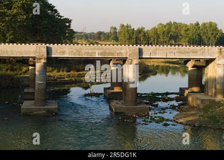 20.11.2022.india . westbengalen. asien. Seitenansicht einer Straßenbrücke über dem Fluss Stockfoto
