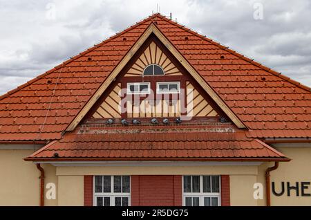 Streichholz und Ziegeldach Stockfoto