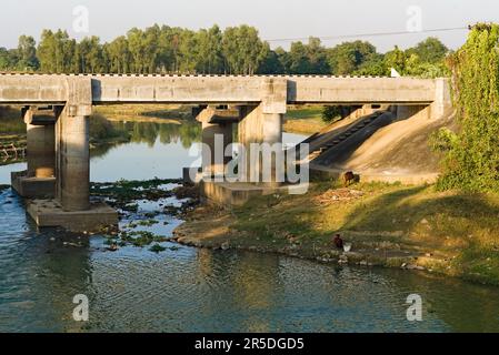 20.11.2022.india . westbengalen. asien. . Person, die am Flussufer in indien angeln. Stockfoto