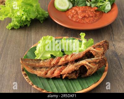 Lele Goreng oder Fried Catfish ist traditionelles indonesisches kulinarisches Essen. Wels und Chili Tomatenpaste, beliebtes Street Food namens Pecel Lele Lamongan Stockfoto