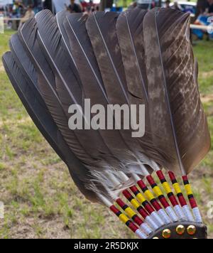 POW Wow Fan aus Federn und Steppdecken, die mit farbenfrohem Faden umhüllt sind. Fotografiert in Evans, Georgia. Stockfoto