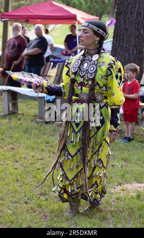 Junge Jingle-Tänzerin, eine Ureinwohnerin in einem Jingle-Kleid und perlenbesetzten Mokassinen bei der Versammlung der People Pow Wow in Evans, Georgia, im Jahr 2 Stockfoto