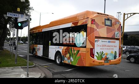 Rückansicht eines orangefarbenen und weißen Volgren Volvo BZL Elektrobusses, der von CDC Melbourne betrieben wird und entlang der North Rd Stockfoto