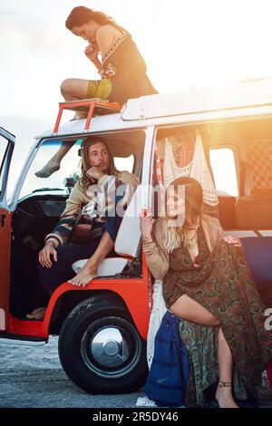 Machen Sie eine Pause von der Welt. Eine Gruppe junger Freunde, die während eines Roadtrips am Strand anhalten. Stockfoto