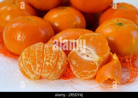 Frische Mandarinen, geschält und verzehrfertig. Stockfoto