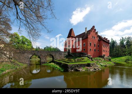 Staatliches Renaissance-Wasserschloss mit Teich, Park und einigen Bauernhäusern - Cervena Lhota Chateau in Südböhmen, Tschechische Republik, Europa Stockfoto