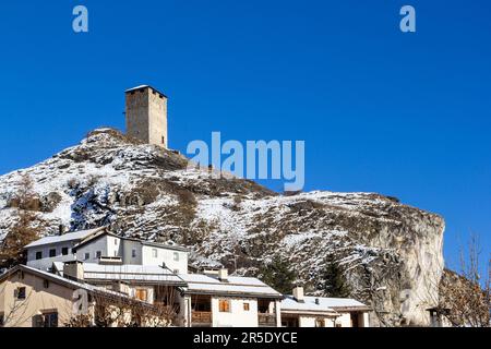 Ardez, Schweiz - 03. Dezember. 2121 Uhr: Die alte mittelalterliche Burg Steinsberg über dem Dorf Ardez in den Schweizer Alpen. Engadin Valley, Kanton Grisons, Switz Stockfoto