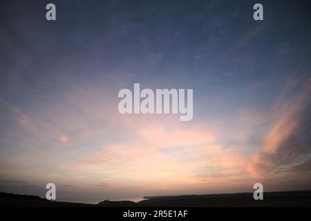 Großer Sonnenuntergang über dem Belle Tout Lighthouse am Beachy Head in South Downs. Stockfoto