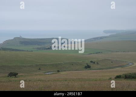 Beachy Head auf South Downs, East Sussex mit Belle Tout Lighthouse und dem English Channel in der Ferne. Stockfoto