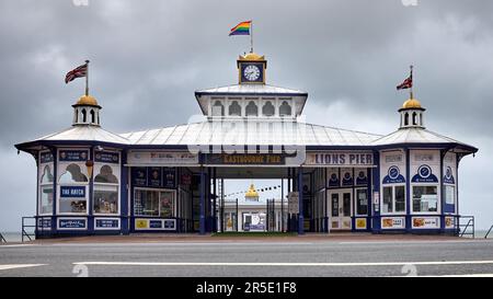 Eastbourne, East Sussex | Großbritannien - 6. August 2021: Ein Blick aus einem tiefen Winkel auf die Pier Fassade mit der Regenbogenflagge oben. Stockfoto