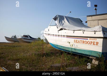 Eastbourne, East Sussex | Großbritannien - 21. Juli 2021: Fischerboot am Strand unter klarem blauen Himmel Stockfoto