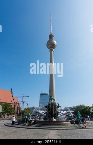 Berlin, Deutschland - 9. august 2022: Blick auf den berühmten Fernsehturm in Berlin an einem sonnigen Tag Stockfoto