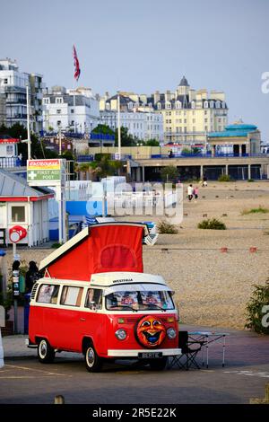 Eastbourne, East Sussex, Großbritannien - September 21 2021: Hellroter Volkswagen Westfalia Wohnwagen mit erweitertem ausklappbarem Dach am Meer. Stockfoto