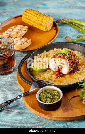 Fischporridge, Reissuppe mit Fischscheiben. Thailändisches Frühstück. Restaurant serviert Stockfoto