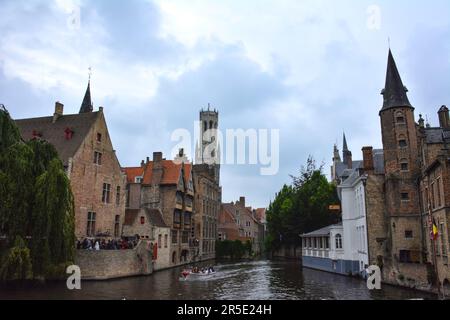 Rozenhoedkaai Postkartenansicht von Brügge an einem bewölkten Tag - Belgien Stockfoto