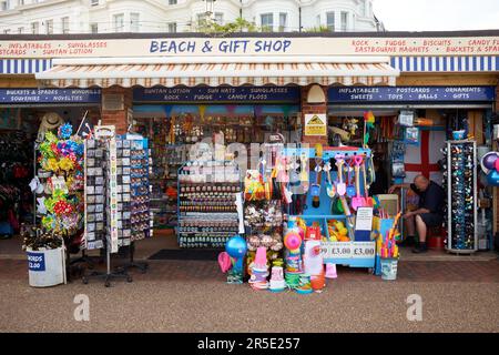Eastbourne, East Sussex, Vereinigtes Königreich - August 18 2021: Souvenirladen am Strand, der Souvenirs, Postkarten und Spielzeug an der Küste verkauft. Stockfoto