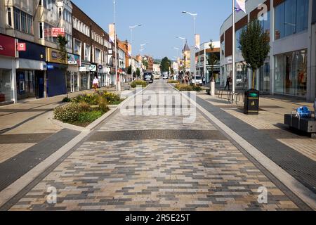 Eastbourne, East Sussex, Vereinigtes Königreich - 16. August 2021: An Empty Terminus Road. Geschäfte auf der linken Seite und Beacon Centre auf der rechten Seite. Stockfoto