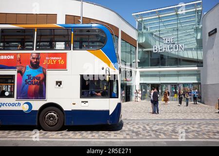 Eastbourne, East Sussex, Großbritannien - August 3 2021: Doppeldeckerbus vor dem Eingang zum Beacon Shopping Centre Terminus Road. Stockfoto