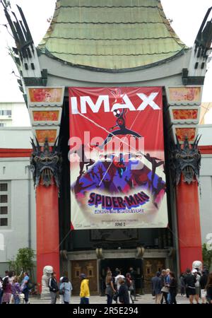 Los Angeles, Kalifornien, USA 1. Juni 2023 Spider-man über das Spider-Verse Banner im TCL Chinese Theatre am 1. Juni 2023 in Los Angeles, Kalifornien, USA. Foto: Barry King/Alamy Stock Photo Stockfoto