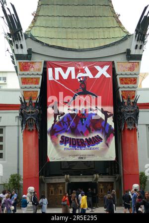 Los Angeles, Kalifornien, USA 1. Juni 2023 Spider-man über das Spider-Verse Banner im TCL Chinese Theatre am 1. Juni 2023 in Los Angeles, Kalifornien, USA. Foto: Barry King/Alamy Stock Photo Stockfoto