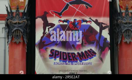 Los Angeles, Kalifornien, USA 1. Juni 2023 Spider-man über das Spider-Verse Banner im TCL Chinese Theatre am 1. Juni 2023 in Los Angeles, Kalifornien, USA. Foto: Barry King/Alamy Stock Photo Stockfoto