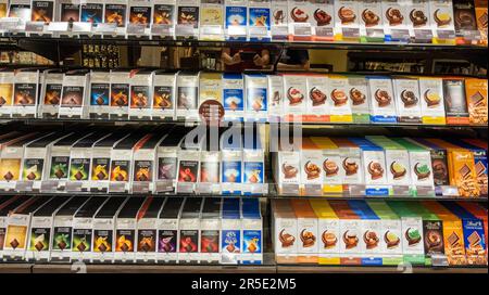 Bordeaux , Aquitaine France - 05 29 2023 : Lindt-Logo und Textname des Geschäfts schweizer Bar Schokolade und Süßigkeiten Süßigkeiten-Süßigkeiten-Display Bar Shop Stockfoto