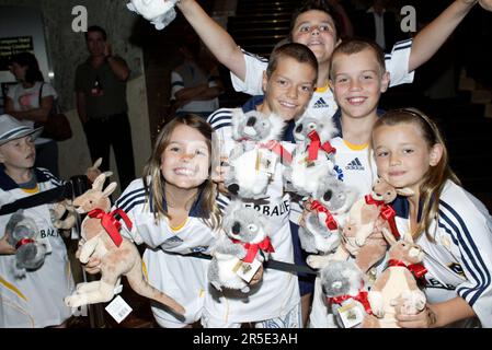 Das LA Galaxy Football Team wird von Fans begrüßt, die im Star City Casino nach Sydney fliegen, wo sie für die Dauer ihres Besuchs in Sydney bleiben. David Beckham kam früher am Tag an, nachdem er mit einem Privatjet aus England eingeflogen war. Sydney, Australien. 25.11.07. Stockfoto