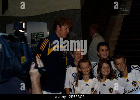 Das LA Galaxy Football Team wird von Fans begrüßt, die im Star City Casino nach Sydney fliegen, wo sie für die Dauer ihres Besuchs in Sydney bleiben. David Beckham kam früher am Tag an, nachdem er mit einem Privatjet aus England eingeflogen war. Sydney, Australien. 25.11.07. Stockfoto