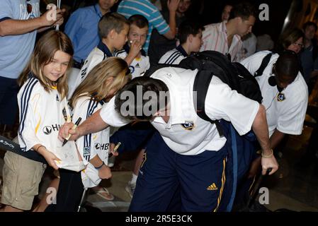 Das LA Galaxy Football Team wird von Fans begrüßt, die im Star City Casino nach Sydney fliegen, wo sie für die Dauer ihres Besuchs in Sydney bleiben. David Beckham kam früher am Tag an, nachdem er mit einem Privatjet aus England eingeflogen war. Sydney, Australien. 25.11.07. Stockfoto