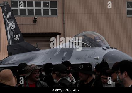 F-16C Wild Weasel in Yokota. Vom 35. Kampfflügel auf dem Misawa Air Base, Japan. Mitglied des F-16 Demo-Teams der Pacific Air Force. Stockfoto